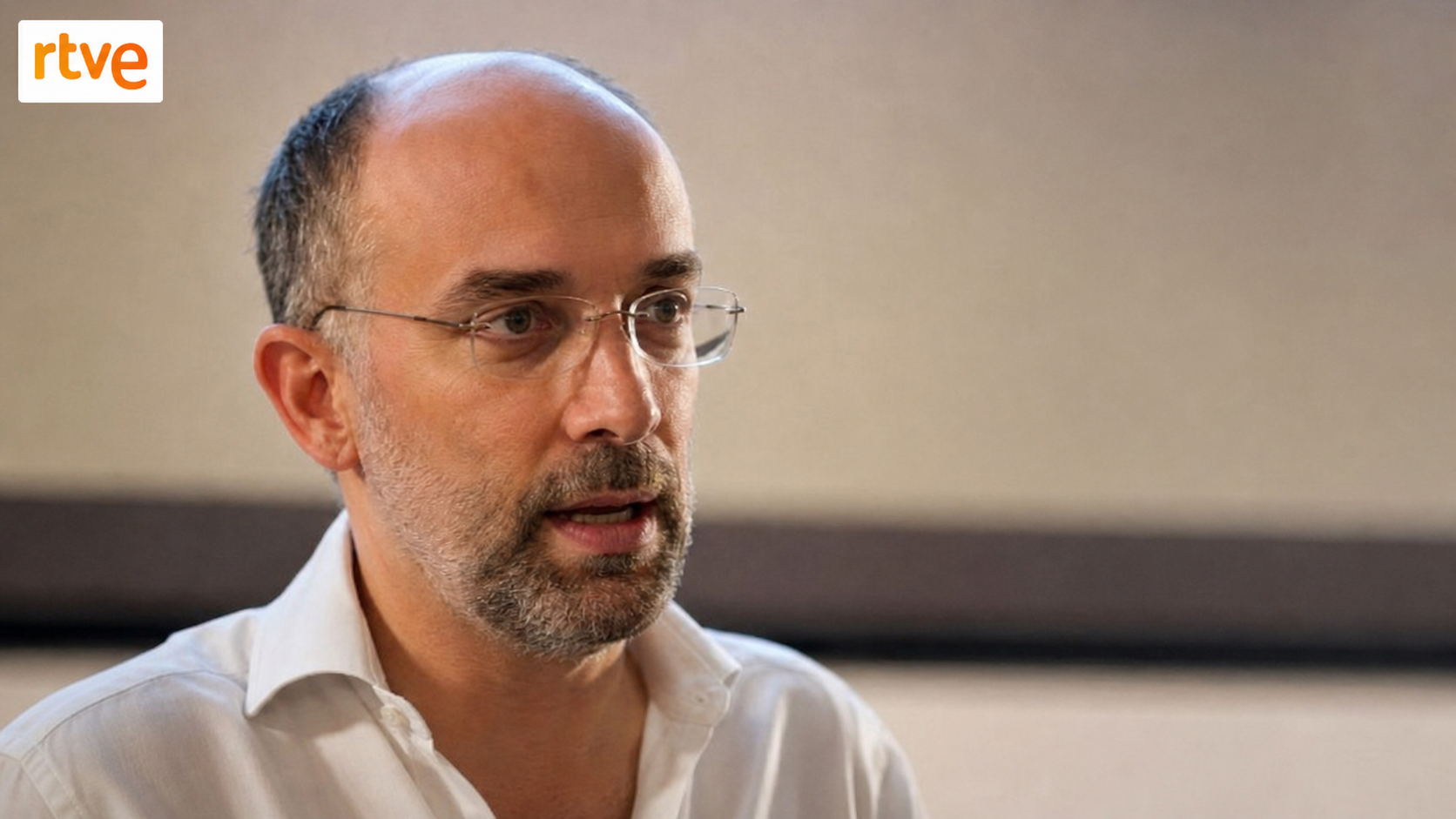 Ángel García Crespo en Radio 5 con el logotipo de RTVE